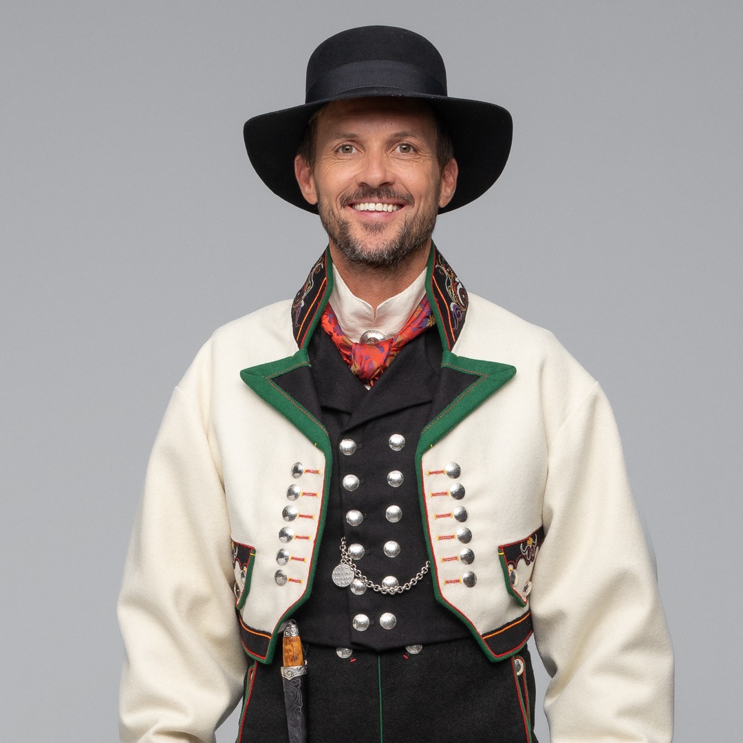 Bilde av Øst-Telemark Gråtrøyebunad mod fra Porsgrunn